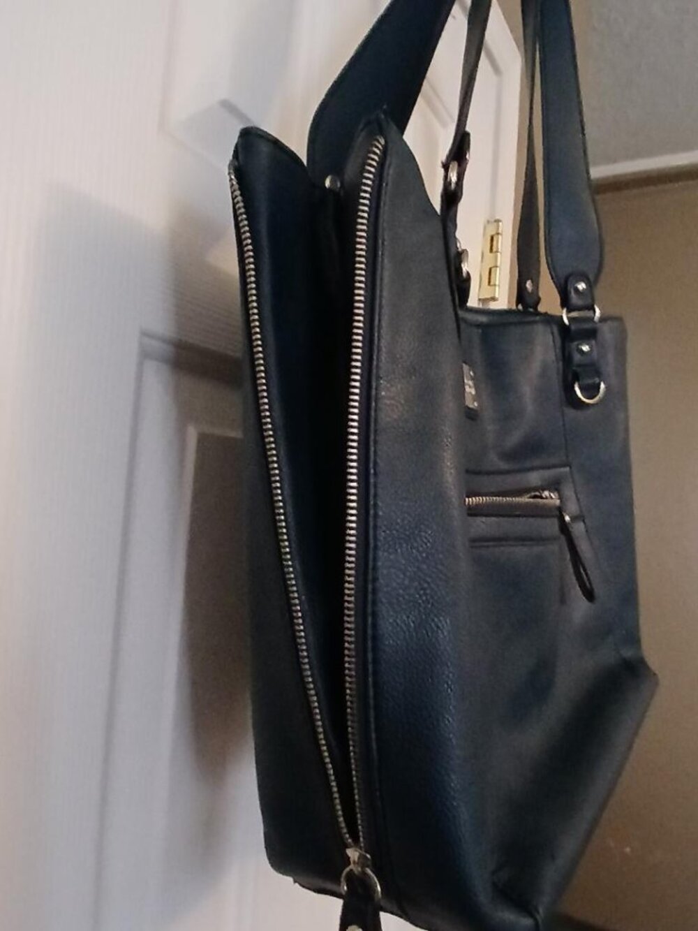 Kenneth Cole REACTION laptop or ipad purse - Picture 3 of 8
